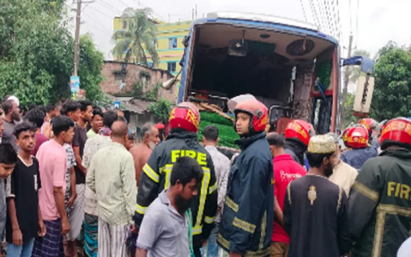 বগুড়ায় বাসচাপায় ৩ শ্রমিক নিহত, আহত ১৫